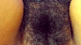 Xota jamaicana apertada fodida duro em ação selvagem. Seus gemidos ecoam pelo quarto.