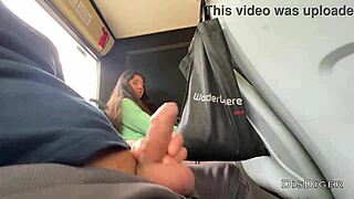 嘿，你相信吗？陌生女孩拥挤公共汽车上手淫口交我