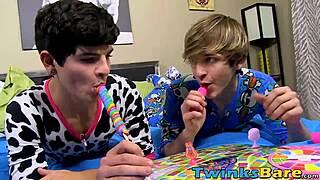 Jacob Grant slikker twinks monster pik før bareback doggystyle