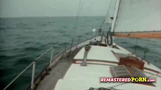 Cuplu retro se dezlănțuie într-o aventură perversă pe barcă cu acțiune fierbinte