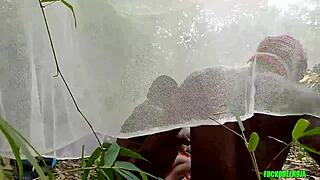Jag knullade min styvbrors afrikanska fru doggystyle i skogen, böjde henne över för stor rövfitta cumshot