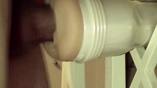 Edging creampie blir intensiv tonårs 18+ orgasm närbild i hemmagjord amatör cumshot-video med hård kuk