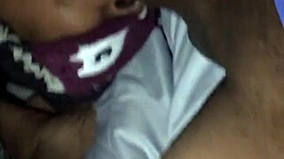 Amatör çift derin boğaz emme ve sakso fetişine dalıyor