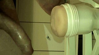 边缘内射变成激烈18+少女高潮特写，在自制业余射精视频中与硬鸡巴