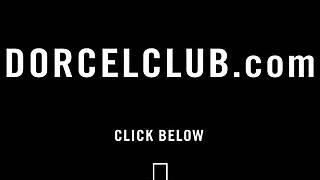 Aku teruja sangat buat seks sekitar kolam dengan babe milf berdada besar ini