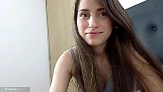 Joven Colombiana se excita viendo a su esposo desnudo y le da una mamada intensa