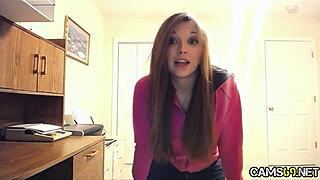 Amateur babe shows pussy live!