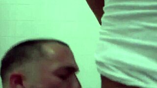 Gay militärrekryter hazing i duschen innan hårt knull