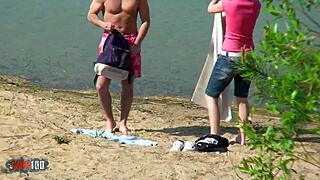 Spioniertes Paar fickt hart am öffentlichen Strand.