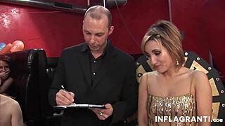 Schmutzige blonde und brünette Schlampen lutschen harte Schwänze auf wilder Swinger-Party. Kann die Action nicht glauben!