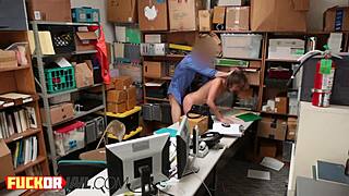 Deliciosa adolescente con tetitas anhela acción dura en la oficina 😍