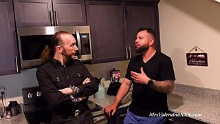 Wow! Mein bester Freund fickt meine Frau hart in Strümpfen im Doggystyle!