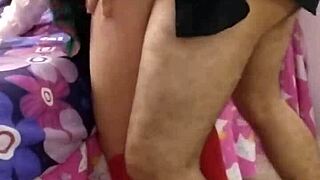 Mexické študentky v uniforme po škole, latinské tínedžerky 18+ interagujú s dospelými v edukačnom prostredí