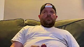 Guy jerks off solo to gay porn videos