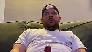 Guy jerks off solo to gay porn videos