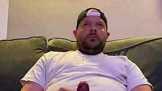 Guy jerks off solo to gay porn videos
