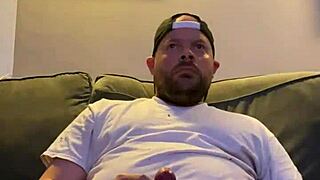 Guy jerks off solo to gay porn videos