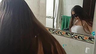 Hej, podívej na tuhle Latinu švagrovou, jak svádí milence s obrovským cameltoe při domácích pracích, touží po tvrdé akci a cumu