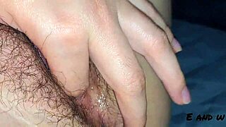 Stesøsteren min lærer meg mens vi ser på TV