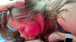 Pipe en voiture devient gorge profonde en extérieur avec éjac facial pour ados 18+ amateurs