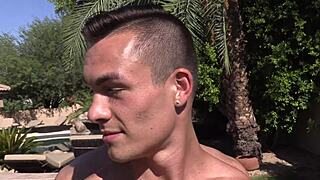 ホットな金髪美女が馬並みの巨根ジョックにアナルおもちゃを試す！