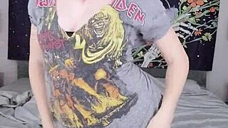 Metalhead babe grips dildo while dancing with tight pussy