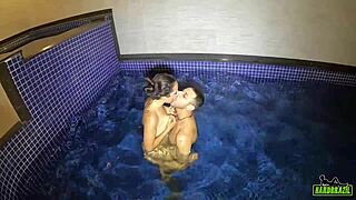 Sandy Cortez and Mary Vitoria chat with Alex Lima, Vinny Kabuloso, and Binho Ted during video breaks.