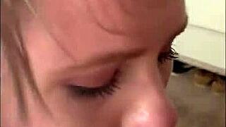 Şişman orospuyu büyük yarrakımı o kadar sert emdiriyorum, blowjob cenneti hatalarla.