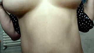 Заключих се в банята да си играя с големите си цици и да подскачам