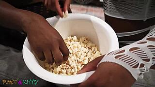 Amadoras BBW fofas fazem foda intensa, boquetes e cavalgada no cu durante noite de filme