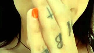 Brazilská holka si prstí do orgasmu ve veřejném parku