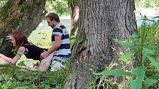 Babyybutt dostává dvojitý creampie a facial v lese