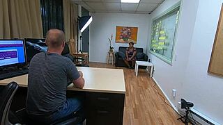 Hej, poglej Susanna Jewel, ki ubija v prvem casting intervjuju! Tako kul! 😎