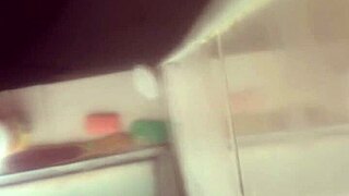 Você é a puta do banheiro pronta para ação?