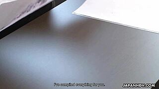 사토미 스즈키, 무수정 오피스 액션에서 세게 썸