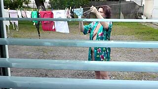 MILF expusă goală în aer liber în timp ce soțul spionează