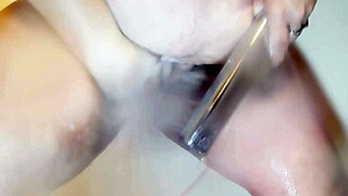 سمينة ناعمة كوجار منحنية ومغرقة نيك قوي!