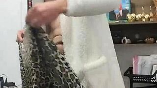 Olha meu marido saindo do chuveiro só com uma toalha?