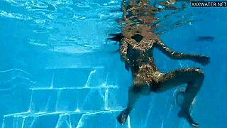 i'm watchin bonnie dolce masturbatin underwater