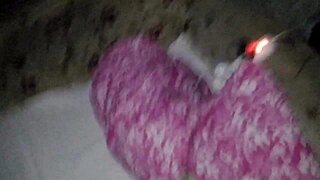 Genç 18+ üniversite öğrencisi ev yapımı videoda derin boğaz pratiği yapıyor