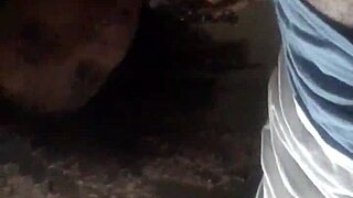 Daje glavo njegovemu velikemu črnemu tiču na Tinderju