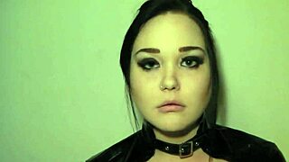 Latex eldivenli tanrıça sigara içiyor, finansal olarak domine ediyor 😈