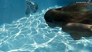 이라나 케이지, 그 풍만한 수중 재미 어때?