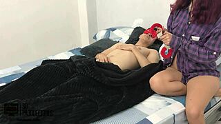 Mostoha nővér bilincsbe veri a hazug tesót szexre