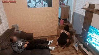 Chefen, hembiträde förför med kort klänning och stor rumpa?