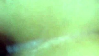 義妹がベッドルームで激しいアナルファックに屈服