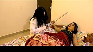 तेलुगु लेडी अपनी सेडक्टिव इंडियन चार्म दिखाती है