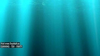 Blondinen øver deepthroat med stor dildo