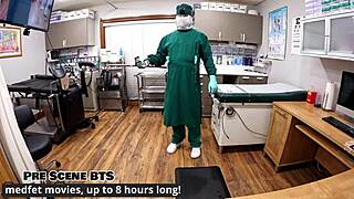 Doktor Tampa tar imot ebony teen 18+ Solana Sweets som sitt nye leketøy i sykehusfetish-scene.