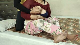 زوجة أبي ذات الثديين الكبيرين تحت سيطرتي بالهندية